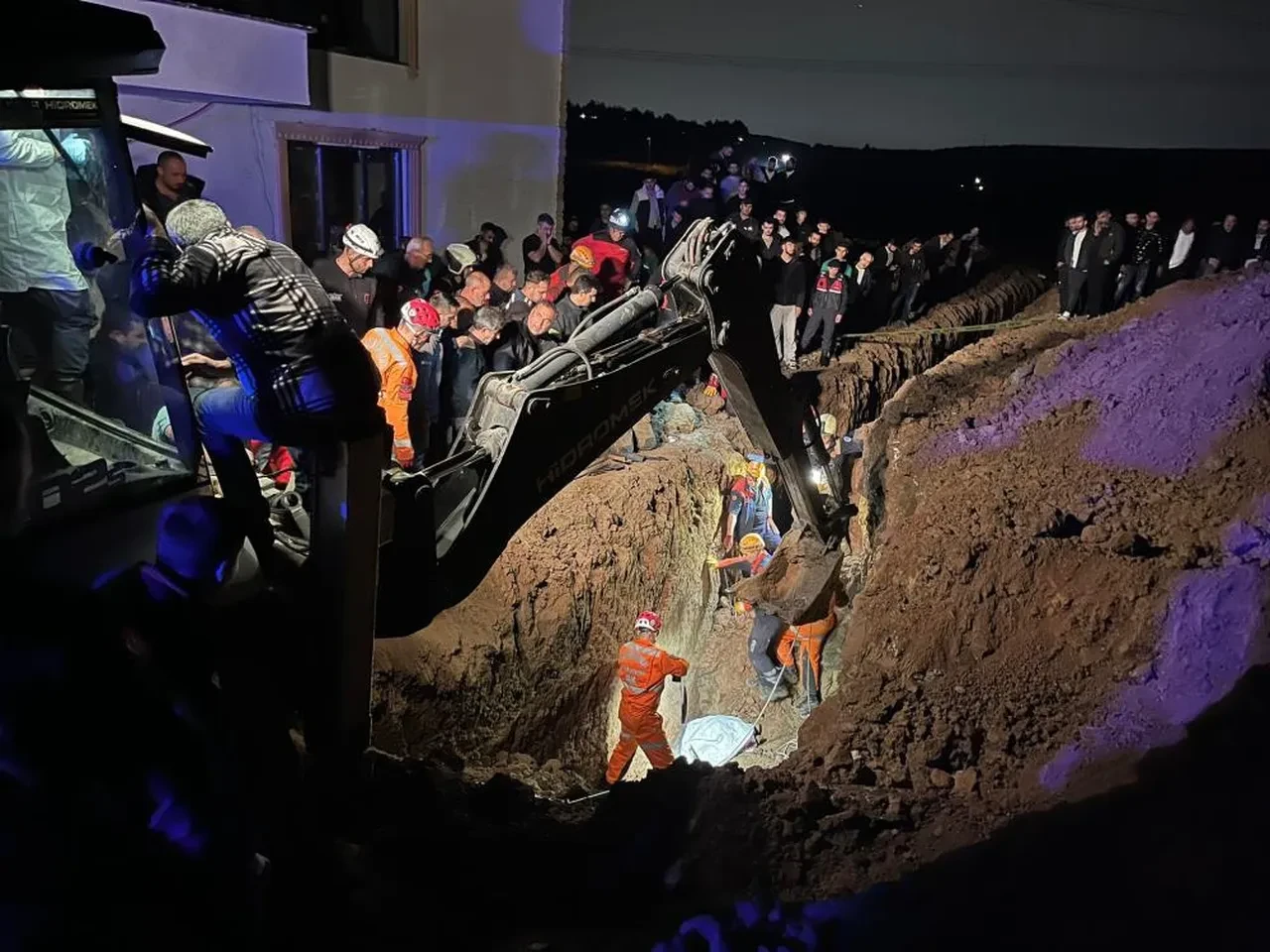 Bursa'da acı olay! Kanalizasyon çukuru kazan 2 kardeş göçük altında can verdi