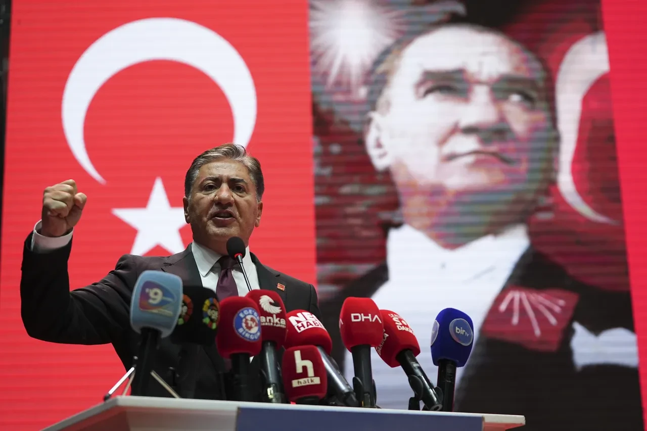 CHP kongresinde korkutan anlar: Başkan adayı kürsüde bayıldı