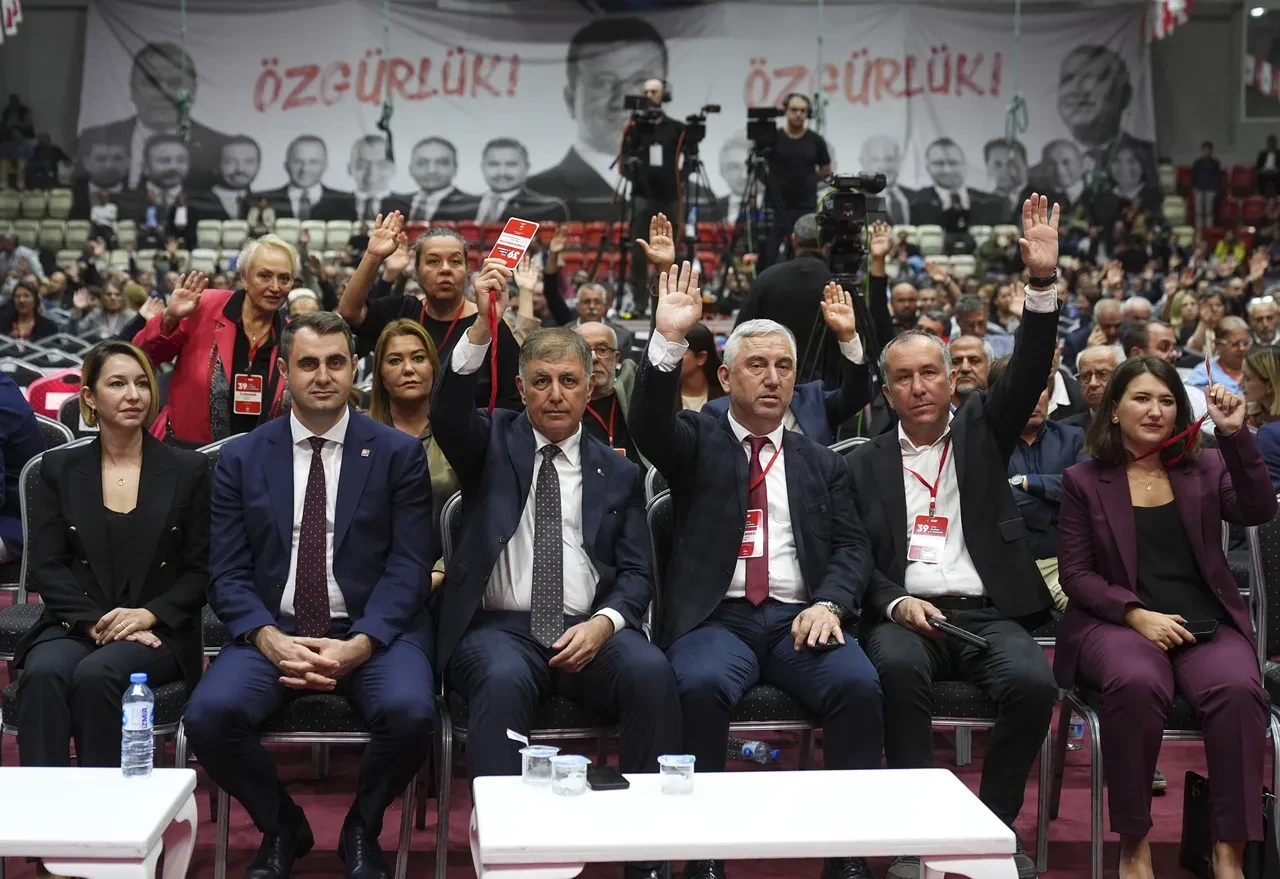 CHP kongresinde korkutan anlar: Başkan adayı kürsüde bayıldı