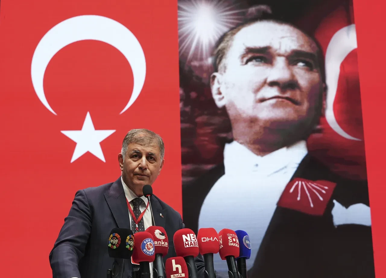 CHP kongresinde korkutan anlar: Başkan adayı kürsüde bayıldı