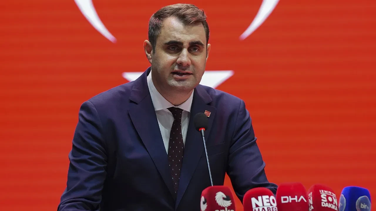 CHP kongresinde korkutan anlar: Başkan adayı kürsüde bayıldı