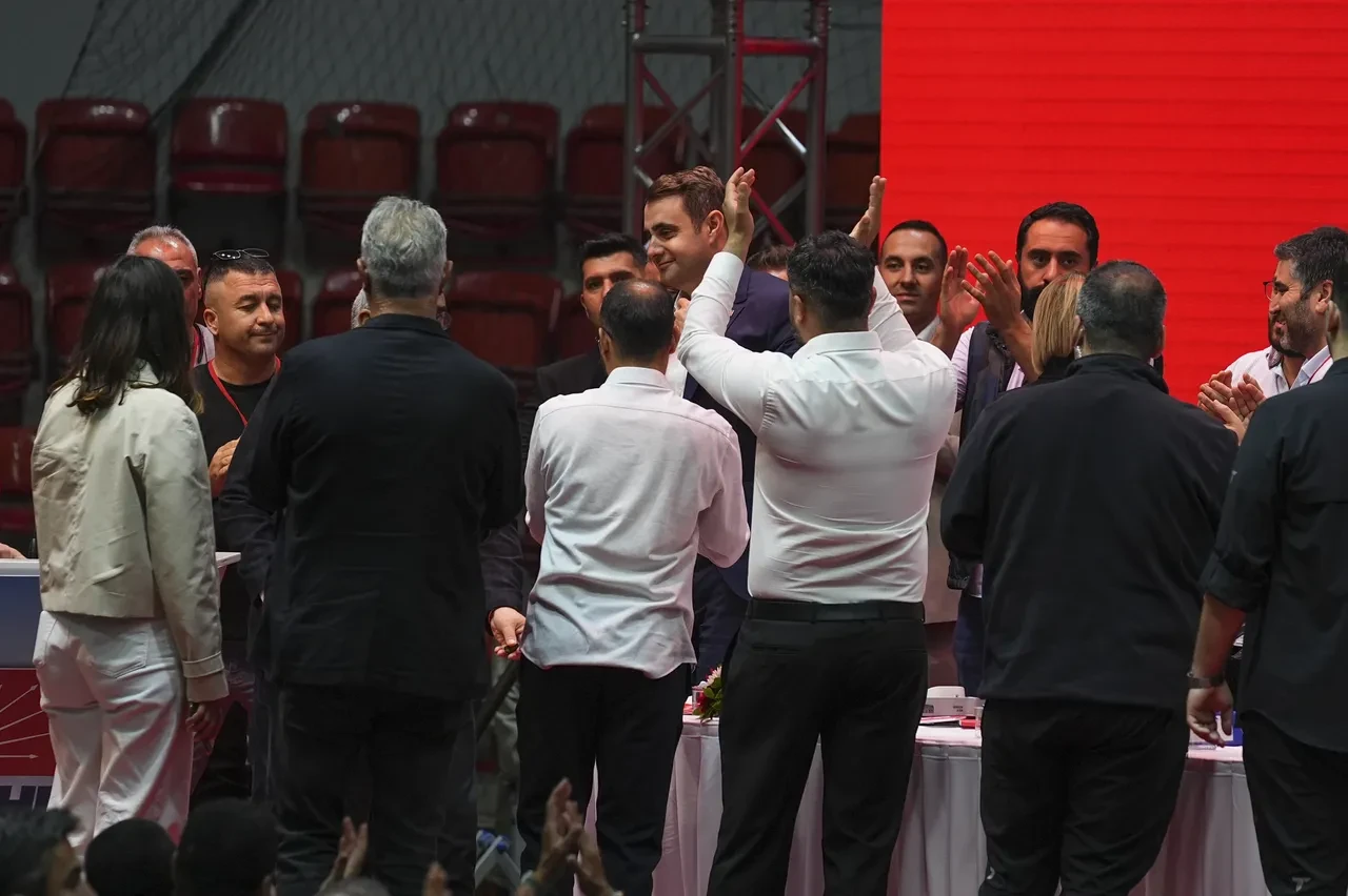 CHP kongresinde korkutan anlar: Başkan adayı kürsüde bayıldı