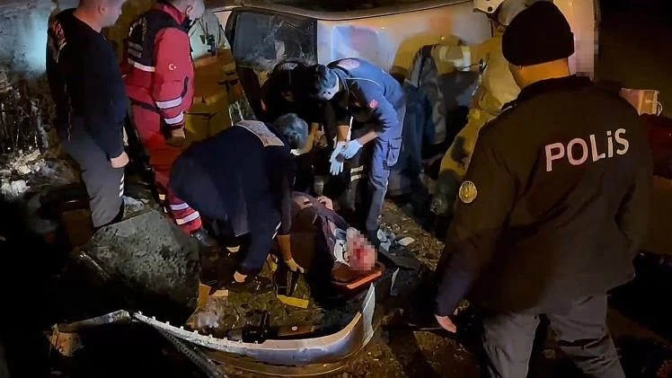 Bartın’da korku dolu kaza: Otomobil takla atıp tali yola uçtu!