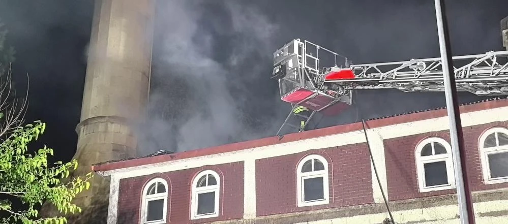 Erzurum’da camide çıkan yangın yürekleri ağza getirdi!