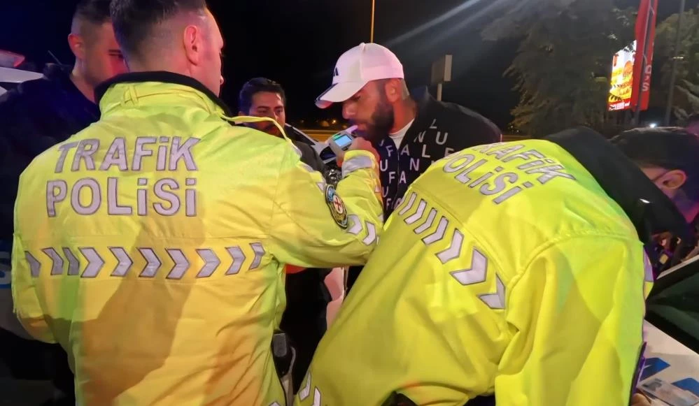 Aksaray’da açıkta alkol skandalı: Direnen 2 şahsa ceza kesildi