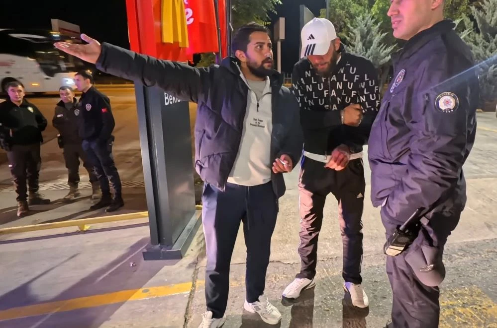 Aksaray’da açıkta alkol skandalı: Direnen 2 şahsa ceza kesildi