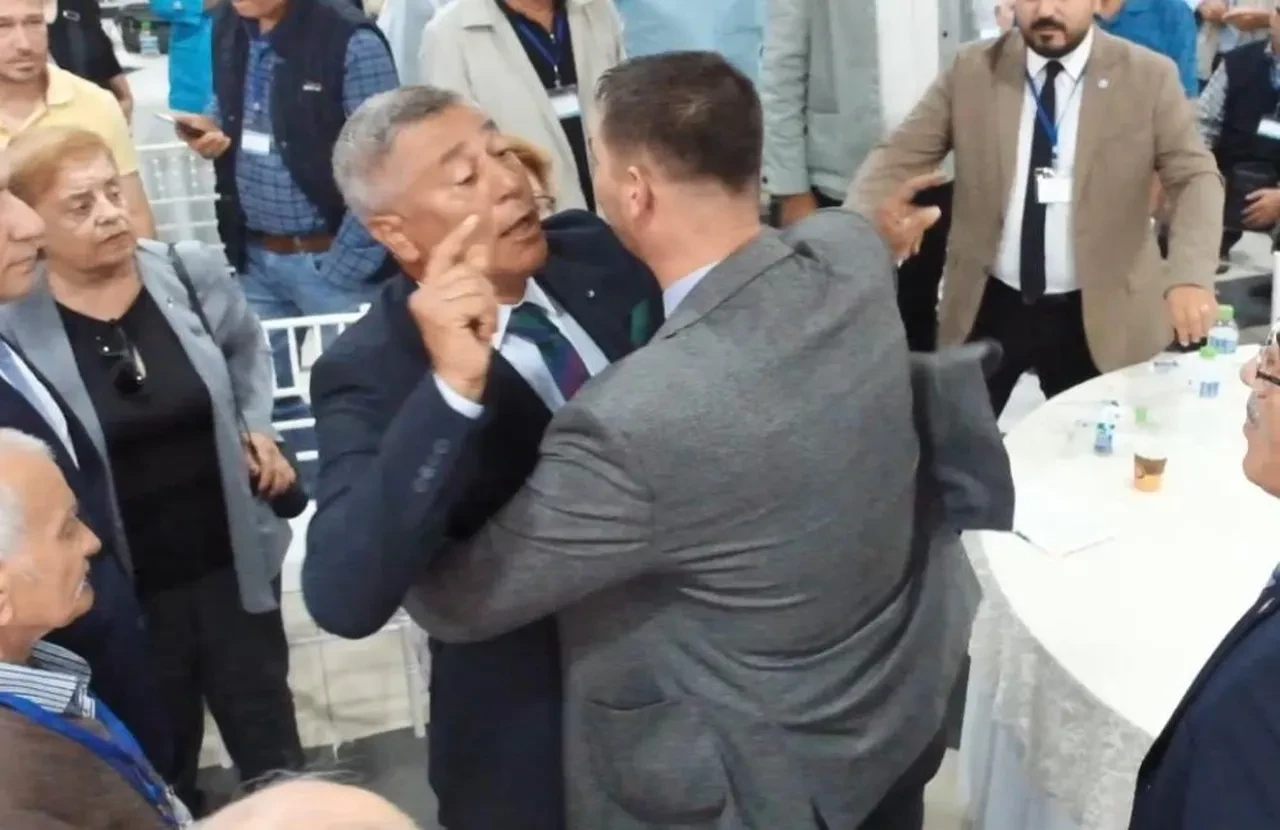 İYİ Parti kongresinde gergin anlar! Kürsü devrildi