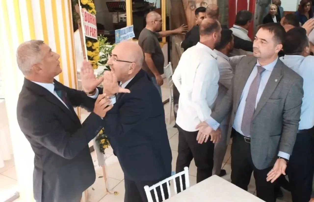 İYİ Parti kongresinde gergin anlar! Kürsü devrildi