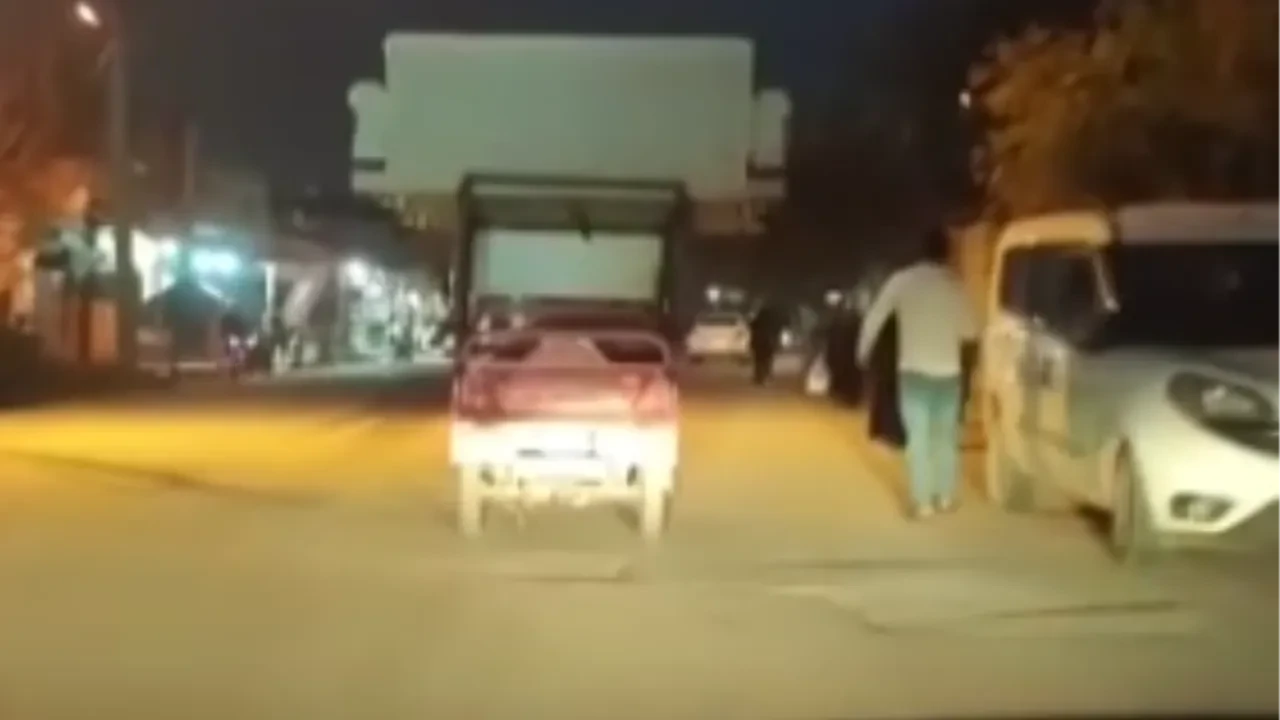 Motosikletle koltuk taşıdı! Hayrete düşüren anlar kamerada
