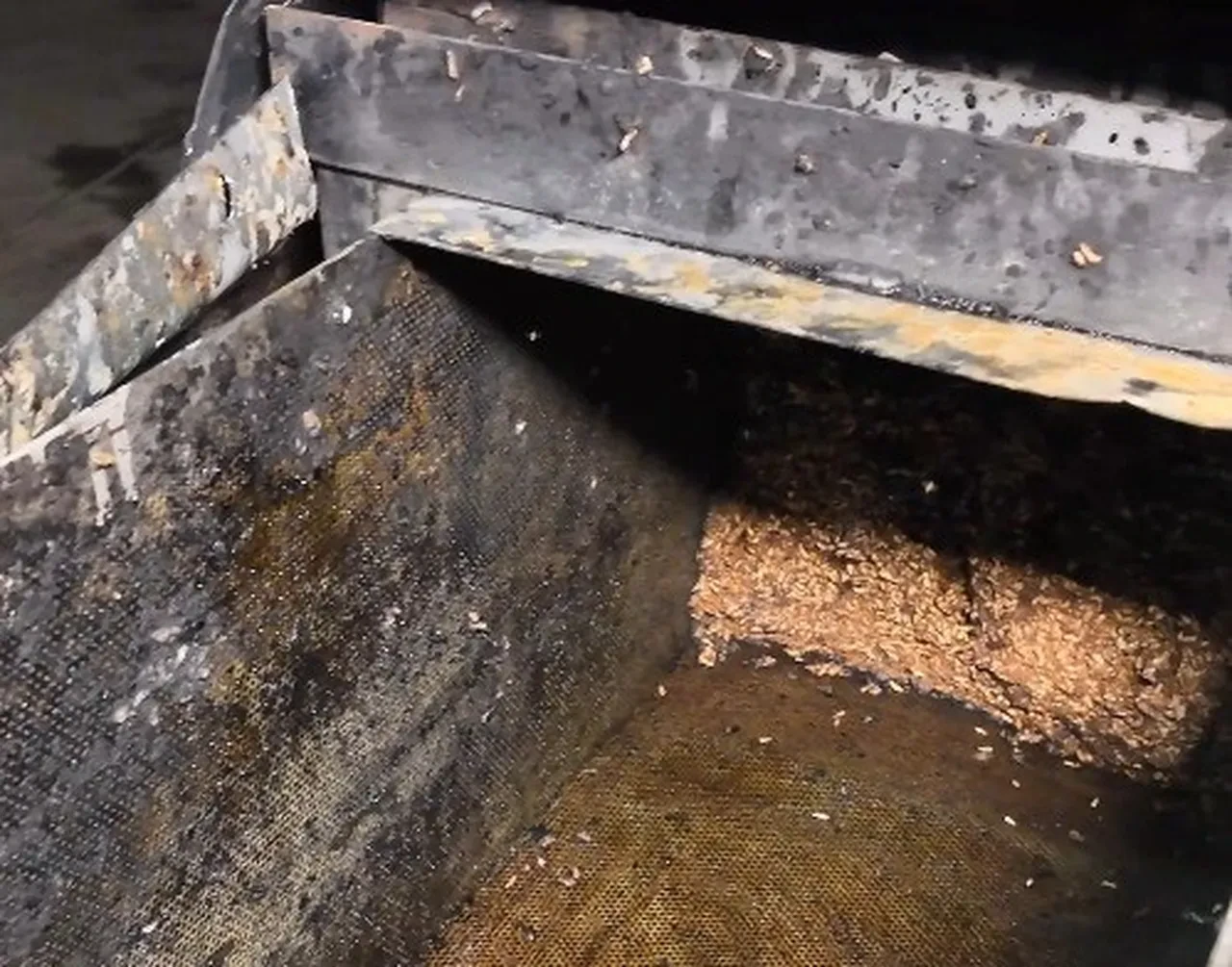 Nar ekşisi imalathanesinde mide bulandıran görüntüler: Allah korkusu olan bunu yapmaz