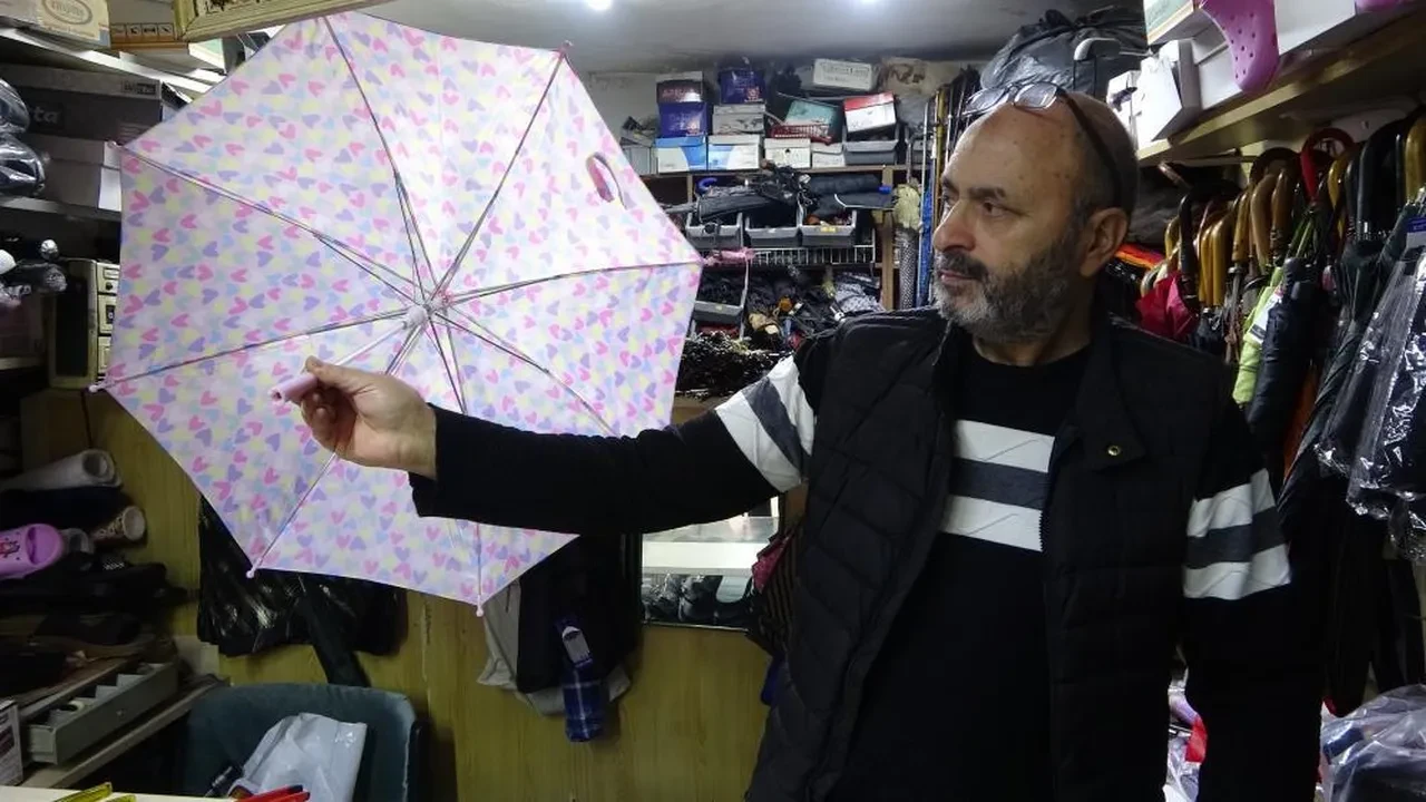 Ne tamir ne satış kaldı: Kocaeli’nin son şemsiye ustası ayakta kalmaya çalışıyor