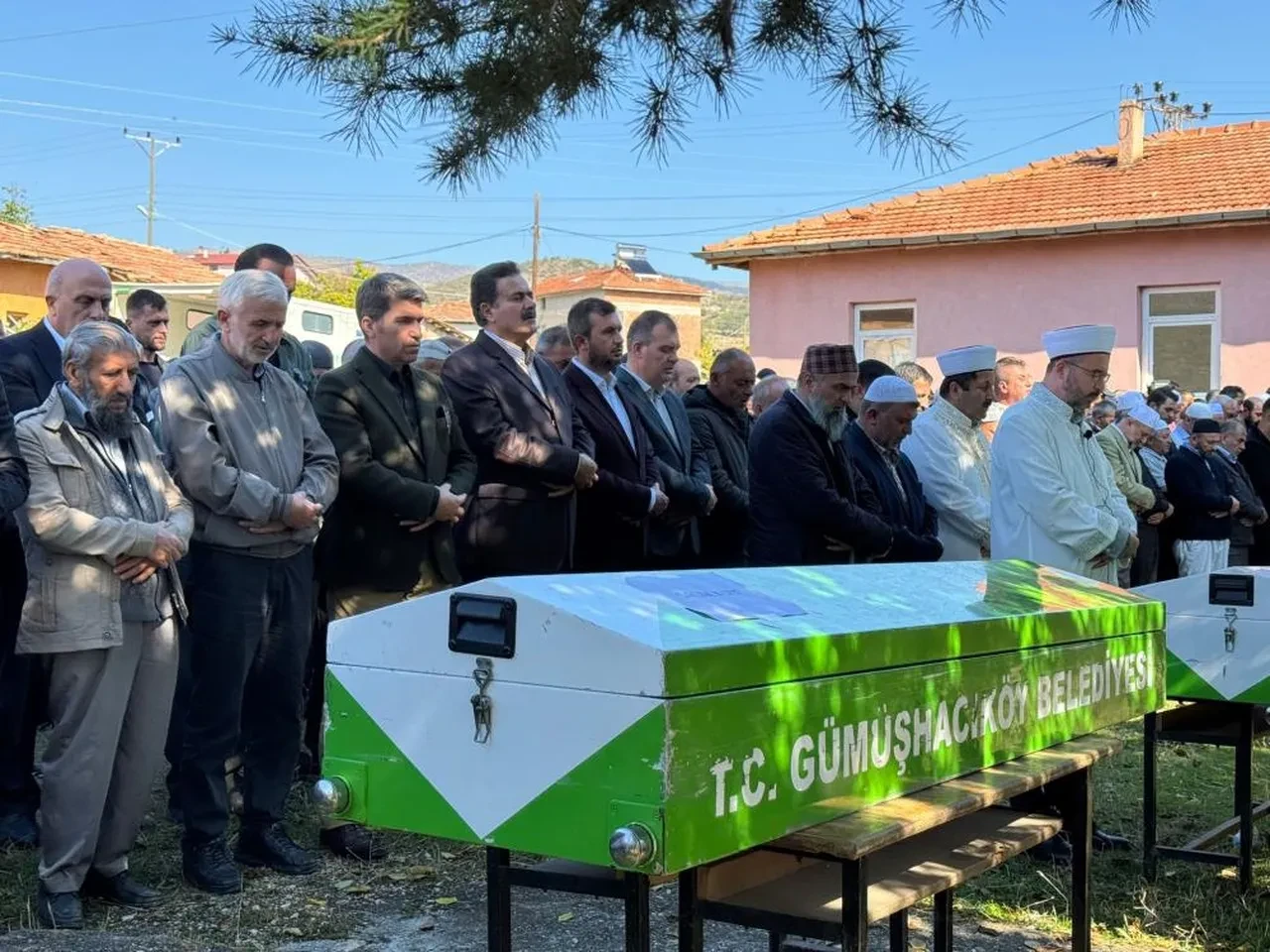 Pazar dönüşü mezarda bitti! 3 kardeş ve enişteleri toprağa verildi