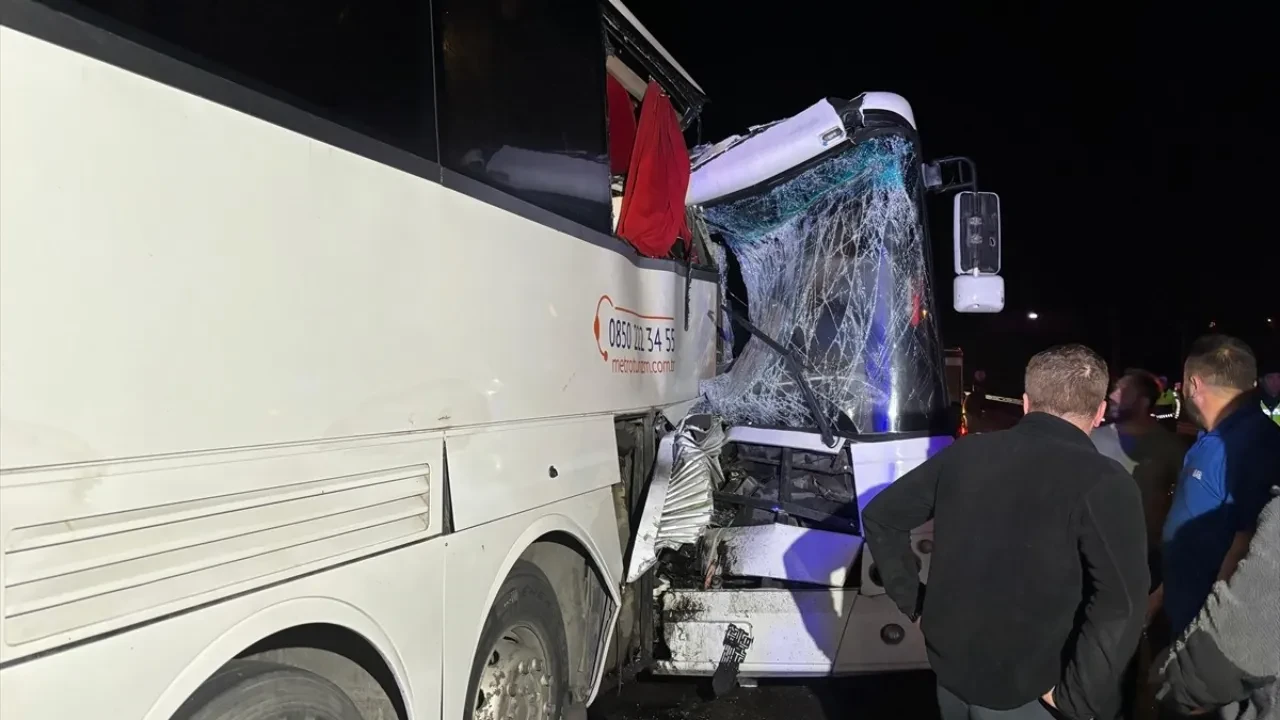 Sinop’ta işçi otobüsü yolcu otobüsüne çarptı 12 kişi yaralandı