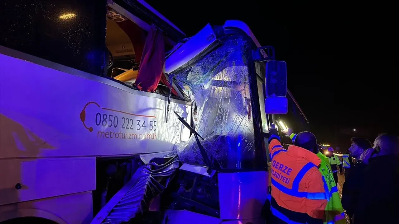 Sinop’ta işçi otobüsü yolcu otobüsüne çarptı 12 kişi yaralandı