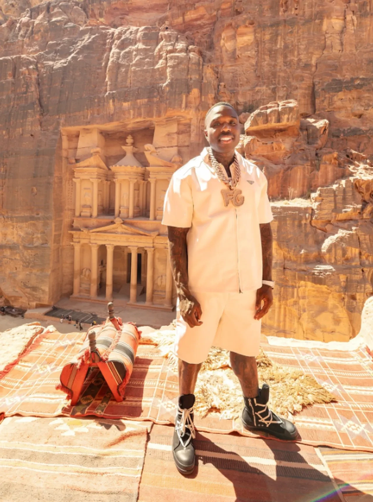 Ünlü rapçi Mısır gümrüğünde gözaltına alındı! 2 kiloluk altın zincir başını derde soktu 