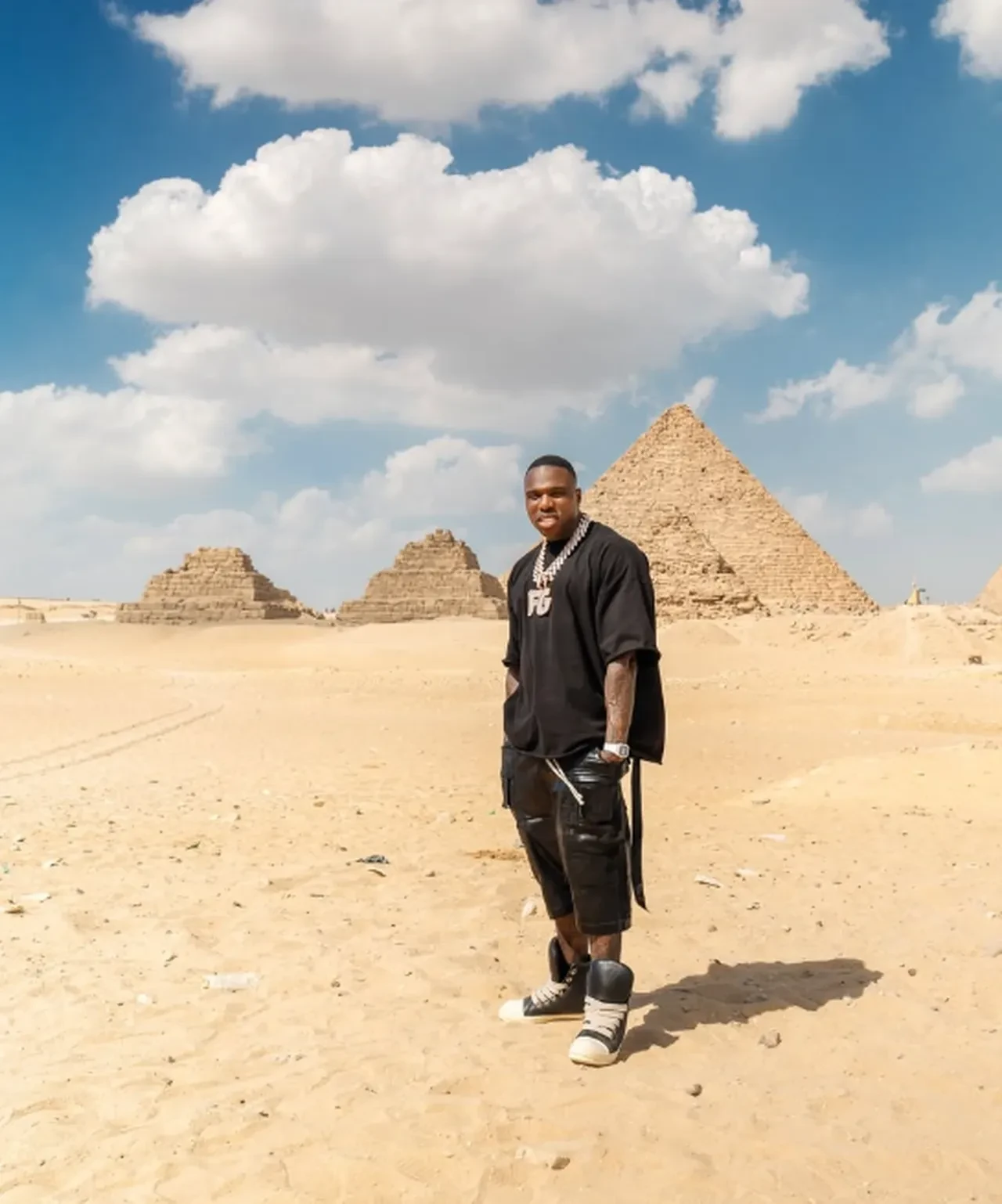 Ünlü rapçi Mısır gümrüğünde gözaltına alındı! 2 kiloluk altın zincir başını derde soktu 