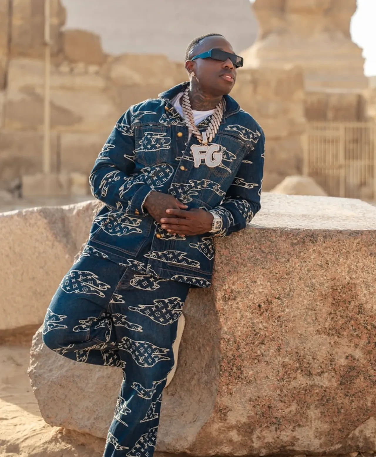 Ünlü rapçi Mısır gümrüğünde gözaltına alındı! 2 kiloluk altın zincir başını derde soktu 