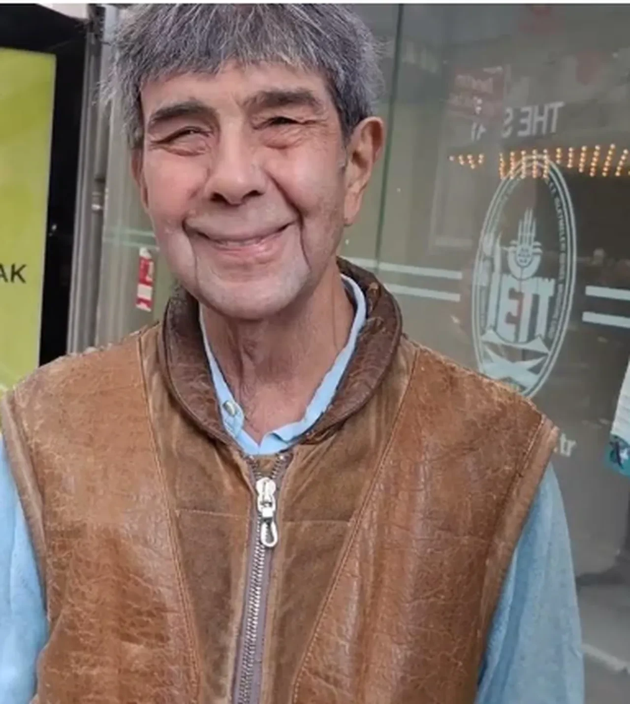 Ünlü spiker Korhan Abay yıllar sonra otobüs beklerken görüntülendi