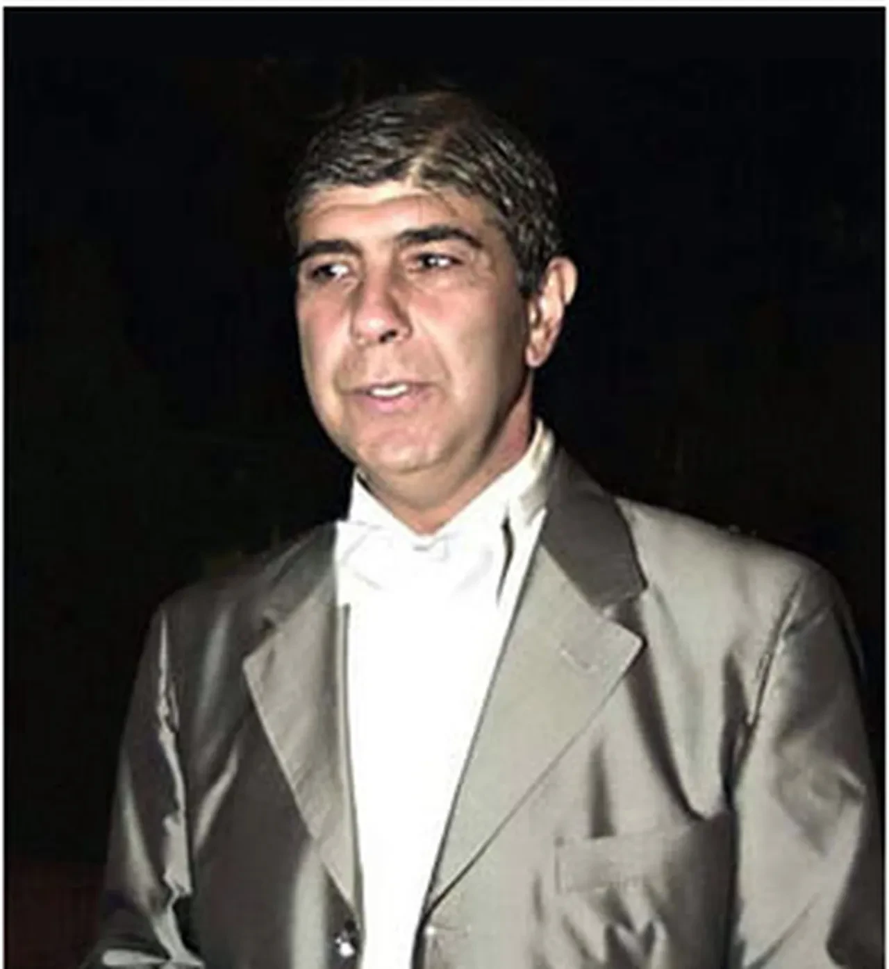 Ünlü spiker Korhan Abay yıllar sonra otobüs beklerken görüntülendi