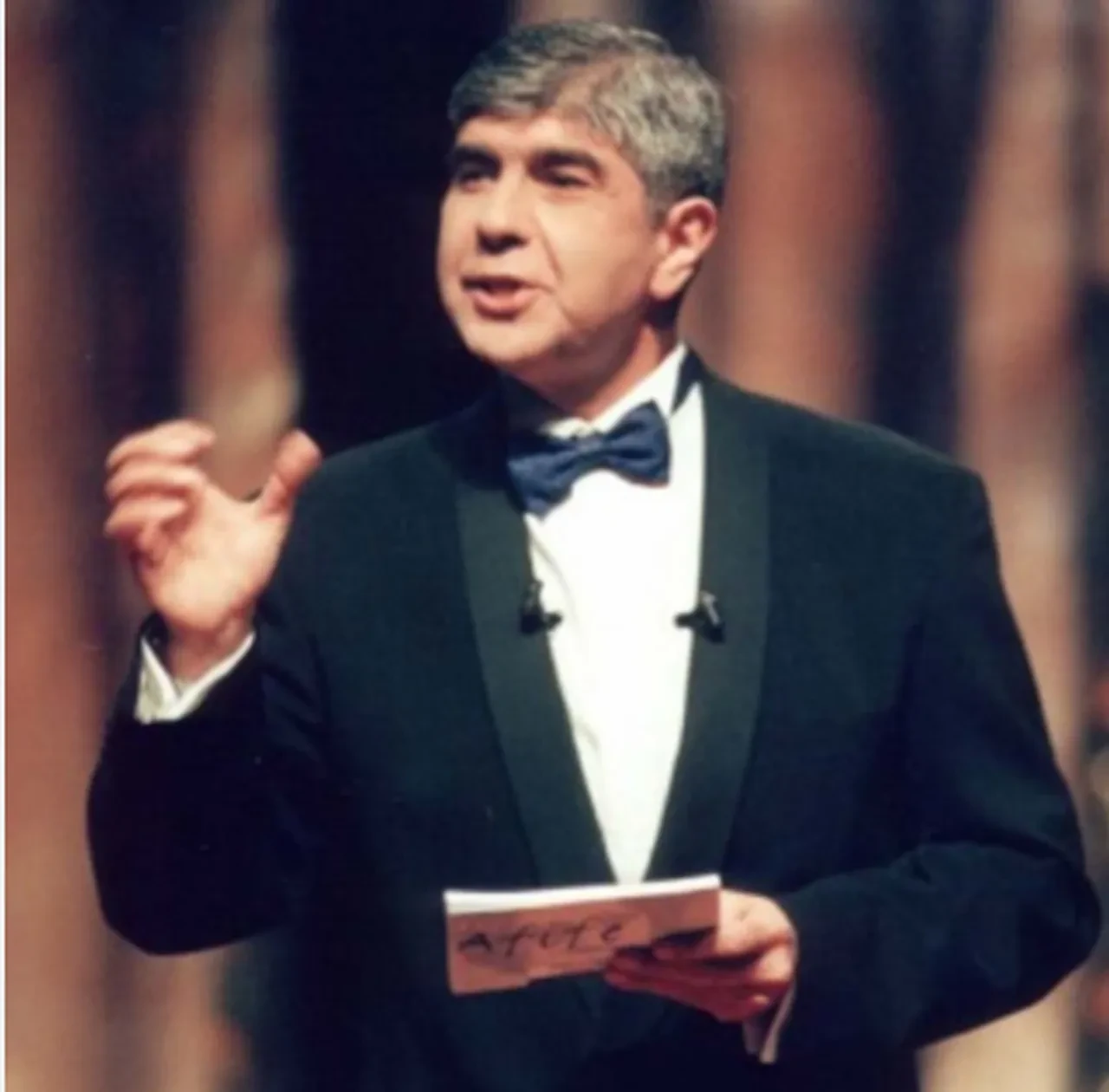 Ünlü spiker Korhan Abay yıllar sonra otobüs beklerken görüntülendi