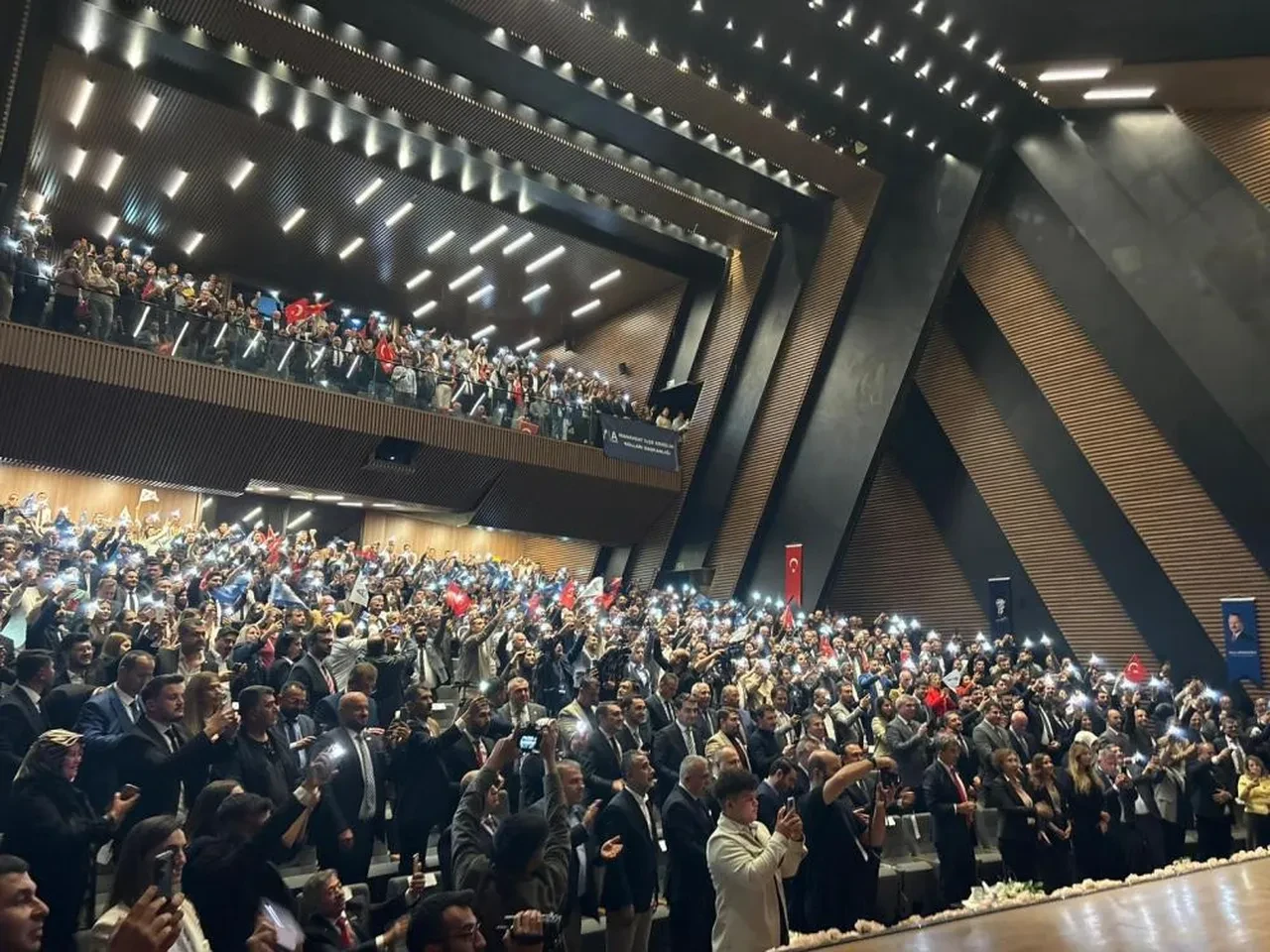 Yavuz Ağıralioğlu o sözleri söylerken depreme yakalandı! Tepkisi damga vurdu: Tayyip Bey aleyhine konuşunca...