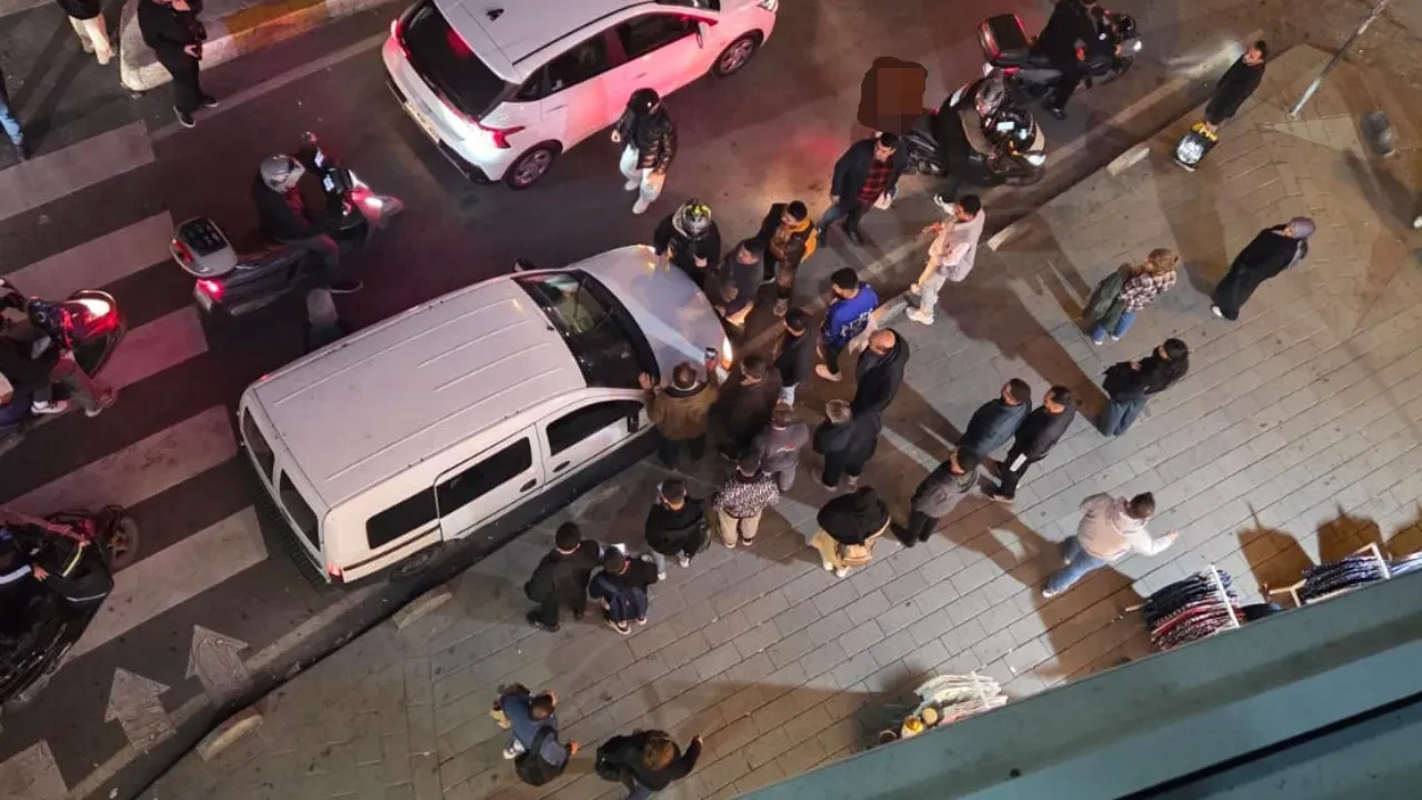 Esenyurt'ta dehşet anları! Kadın motorcuyu kaputta sürükledi