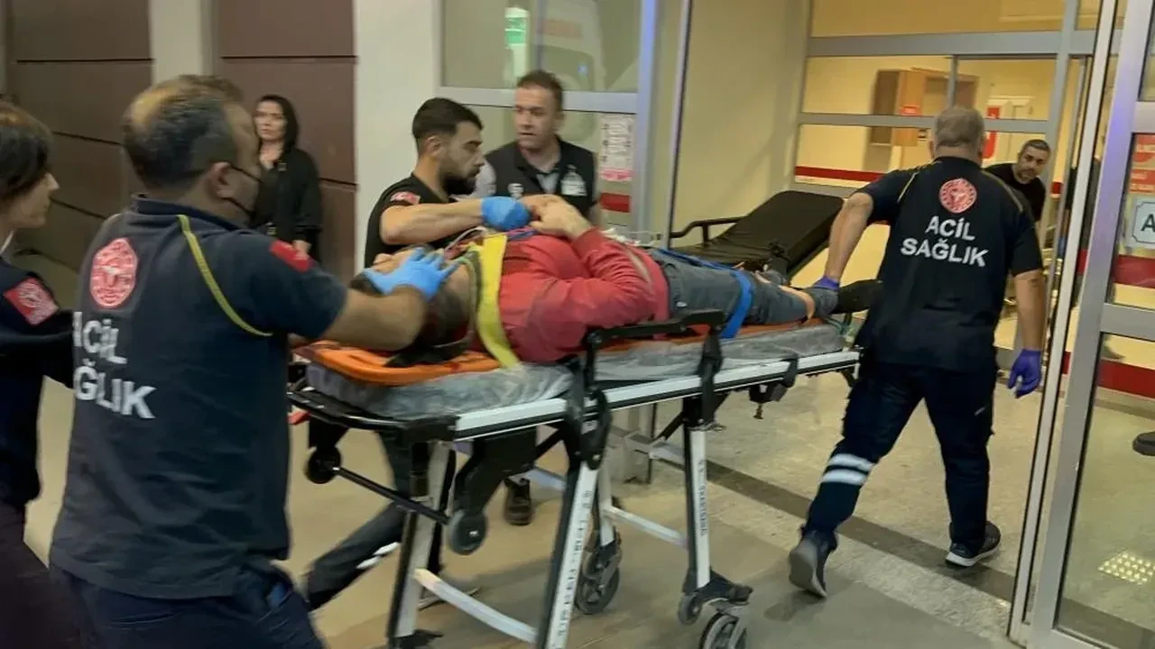 Adıyaman’da otomobil bariyerlere çarpıp takla attı, 4 kişi ağır yaralandı