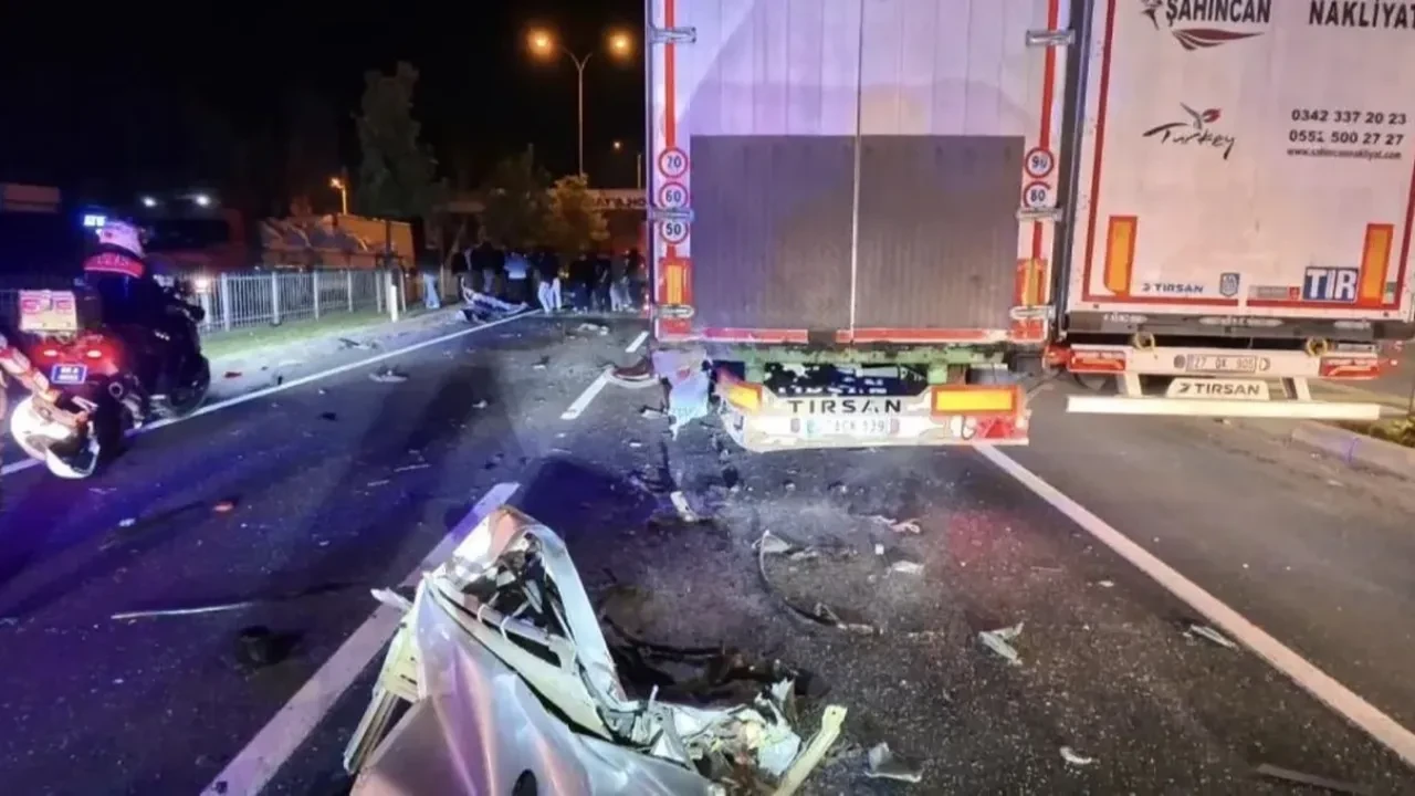 Aksaray’da feci kaza: Otomobil tıra çarptı, 1 ölü, 1 ağır yaralı!