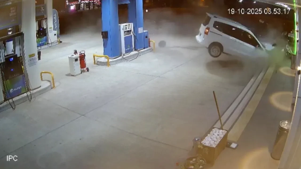 Benzinlikte faciadan böyle dönüldü! Korkunç kaza kameralara yansıdı 