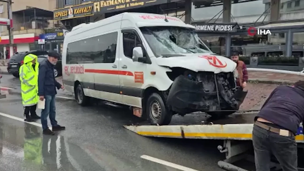 Büyükçekmece'de yolcu minibüsü devrildi! 1'i ağır 2 yaralı