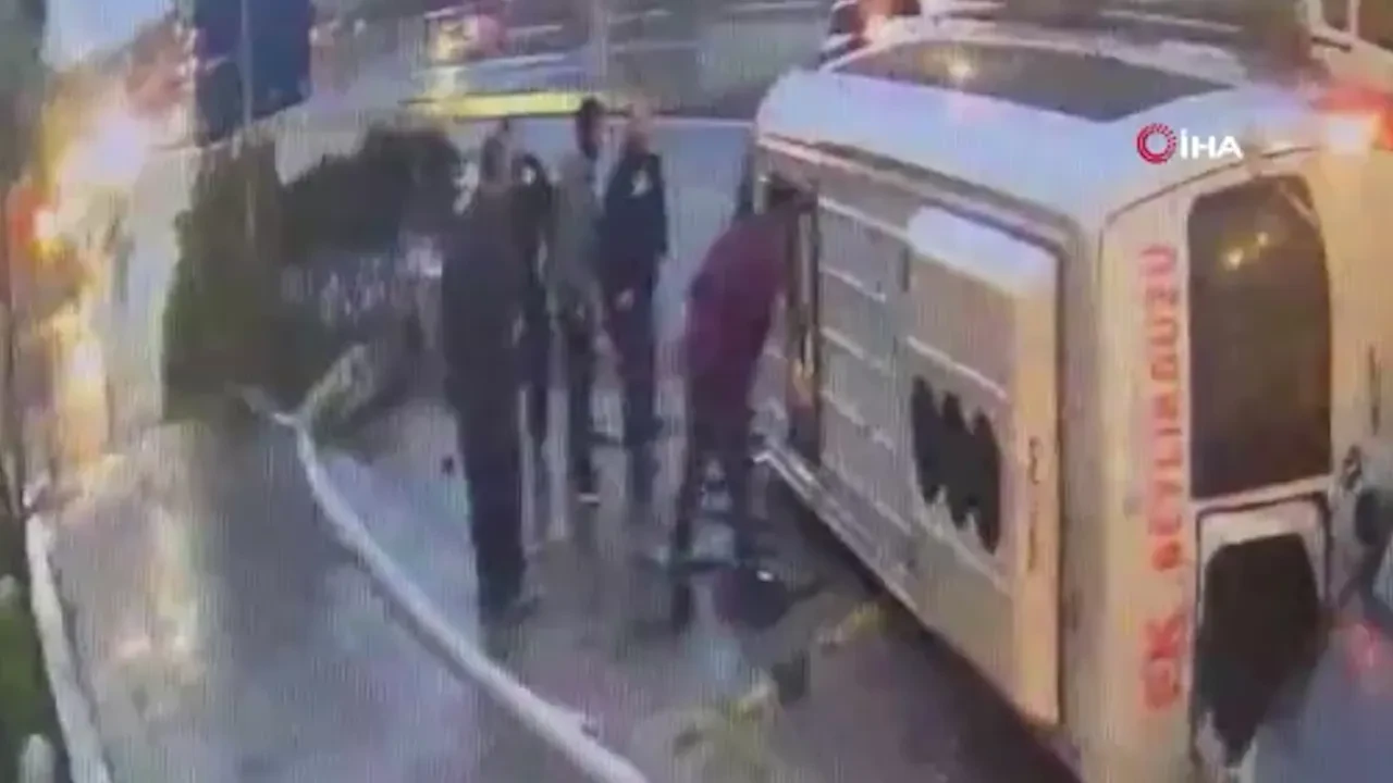 Büyükçekmece'de yolcu minibüsü devrildi! 1'i ağır 2 yaralı