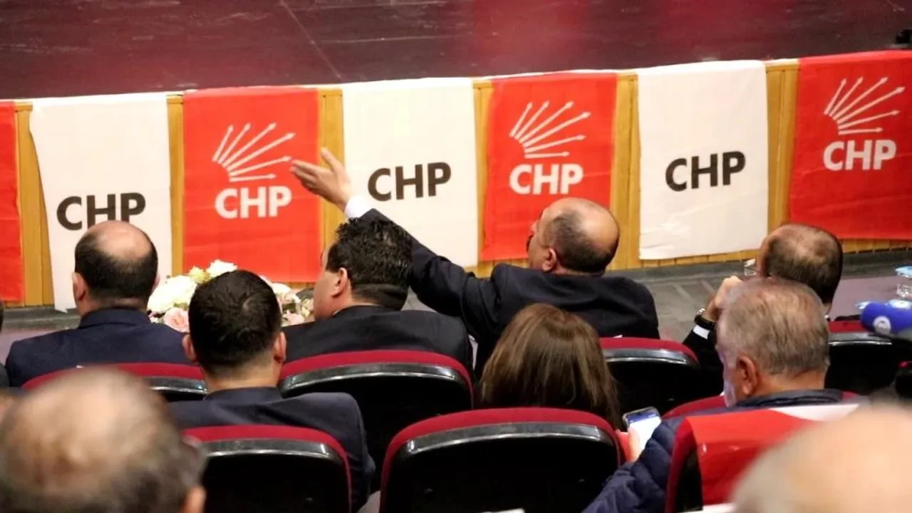 CHP'de 'etek' krizi: 'Yapay zekayla giydirip, sosyal medyadan paylaştılar'