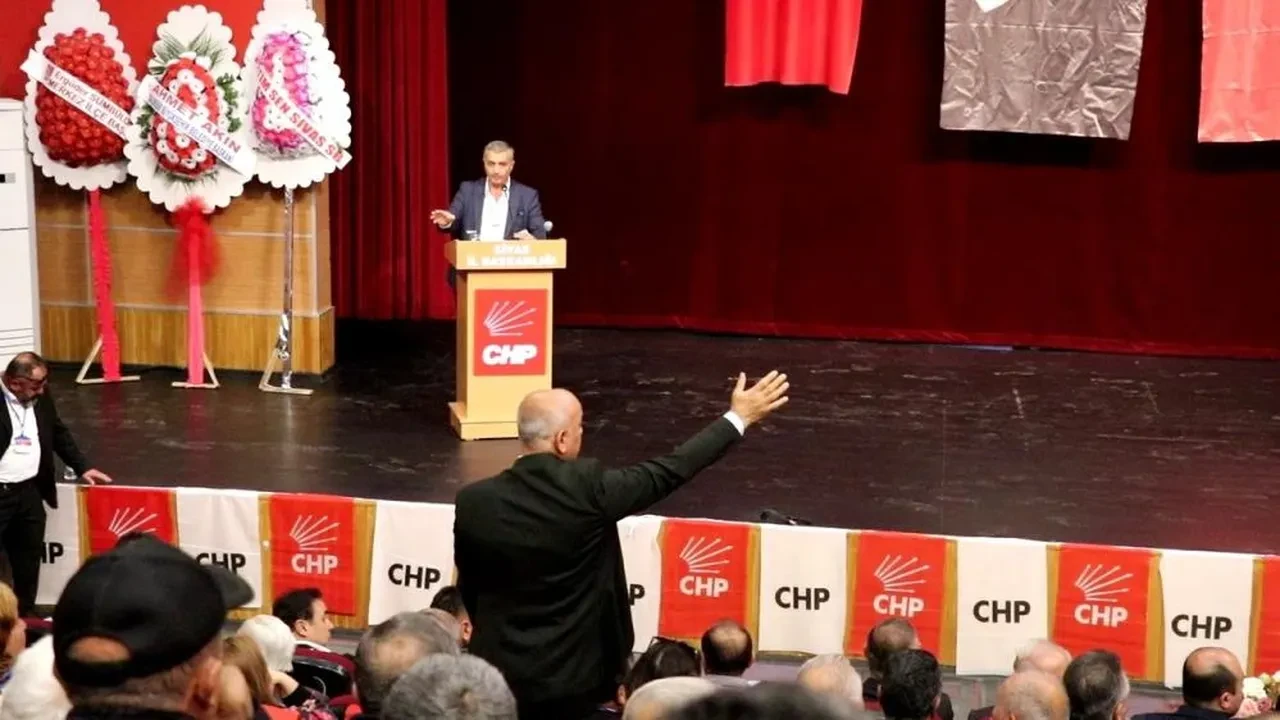 CHP'de 'etek' krizi: 'Yapay zekayla giydirip, sosyal medyadan paylaştılar'