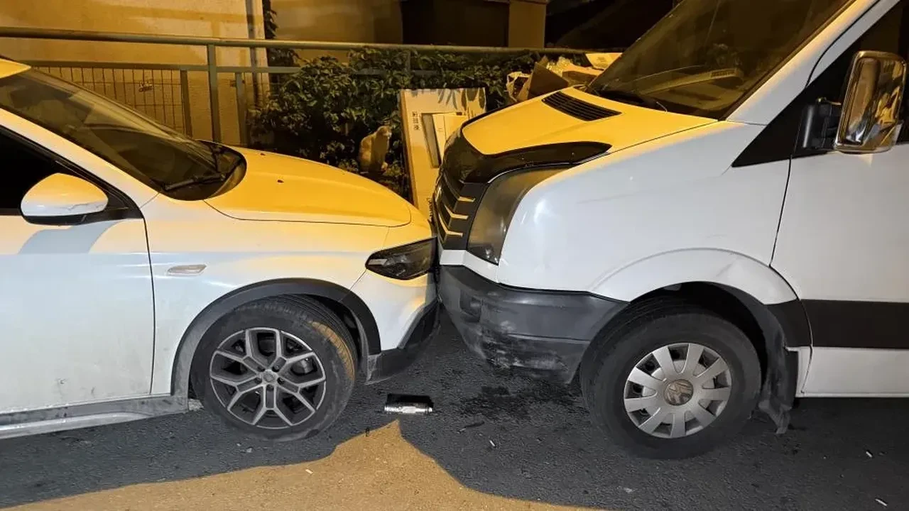 Eyüpsultan’da bir sürücü 8 araca çarparak ortalığı savaş alanına çevirdi!