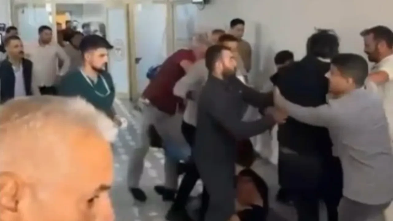 Hastane acilinde tekme tokat kavga kamerada