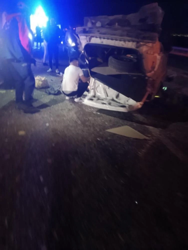 Adıyaman’da otomobil bariyerlere çarpıp takla attı, 4 kişi ağır yaralandı
