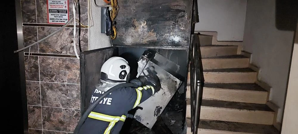 Hatay’da bir apartmanın elektrik odasında çıkan yangında 2 kişi kurtarıldı