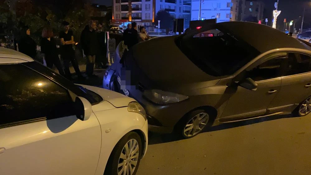 Bolu’da bir otomobil iki araca çarpıp asılı kaldı: Sürücü sırra kadem bastı