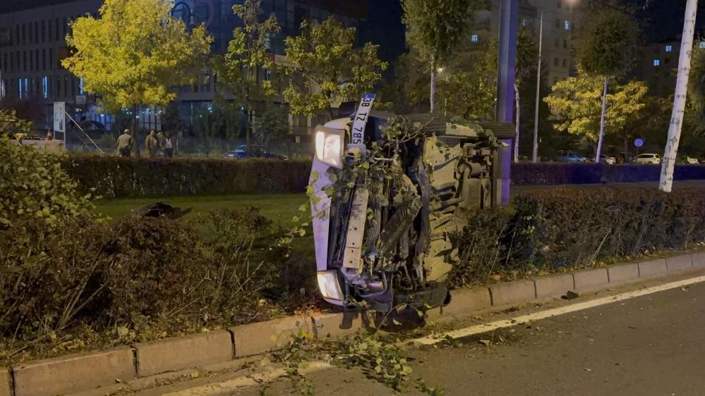 Kayseri’de alkollü sürücü dehşeti: Ağacı devirip tramvay durağına çarptı!