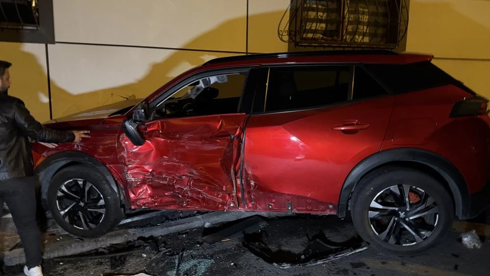 Eyüpsultan’da bir sürücü 8 araca çarparak ortalığı savaş alanına çevirdi!