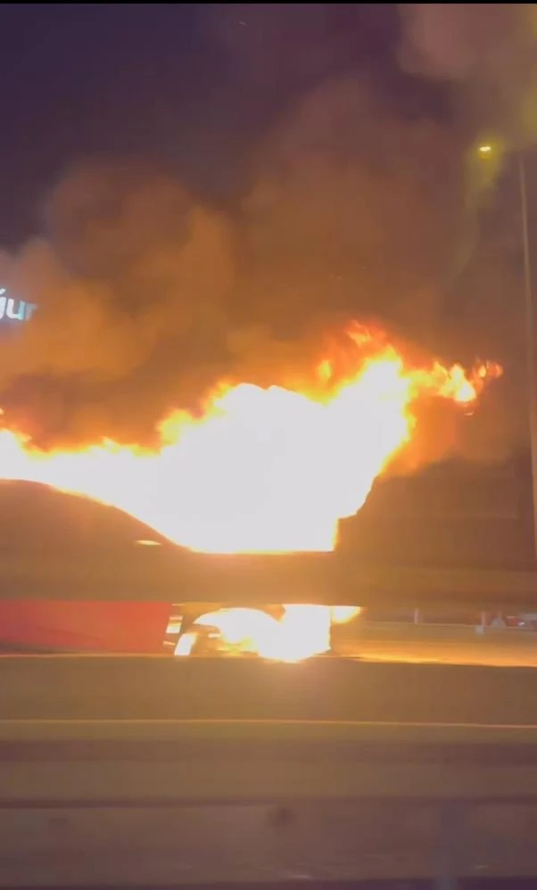 Pendik’te seyir halindeki otomobil cayır cayır yandı