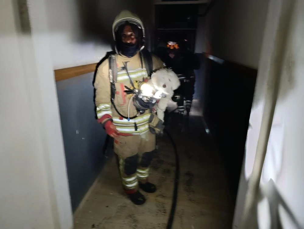 Hatay’da bir apartmanın elektrik odasında çıkan yangında 2 kişi kurtarıldı