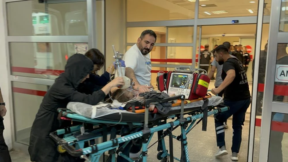 Adıyaman’da otomobil bariyerlere çarpıp takla attı, 4 kişi ağır yaralandı