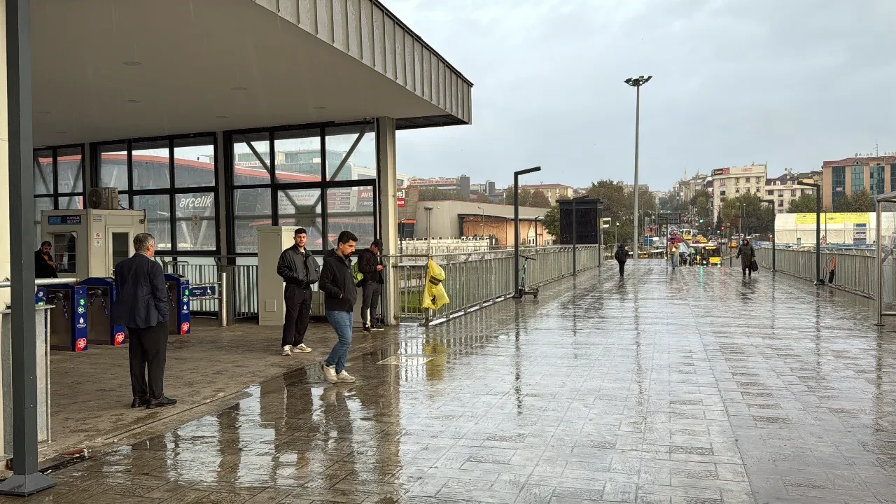 İstanbul güne sağanak yağış ile uyandı! Kent griye büründü 