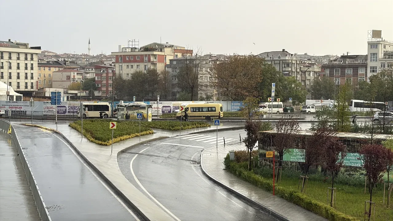 İstanbul güne sağanak yağış ile uyandı! Kent griye büründü 