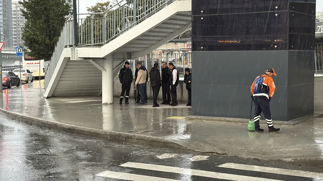 İstanbul güne sağanak yağış ile uyandı! Kent griye büründü 