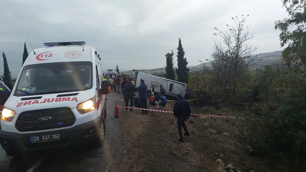 Denizli'de tur otobüsü devrildi: 2 ölü, 5 yaralı 