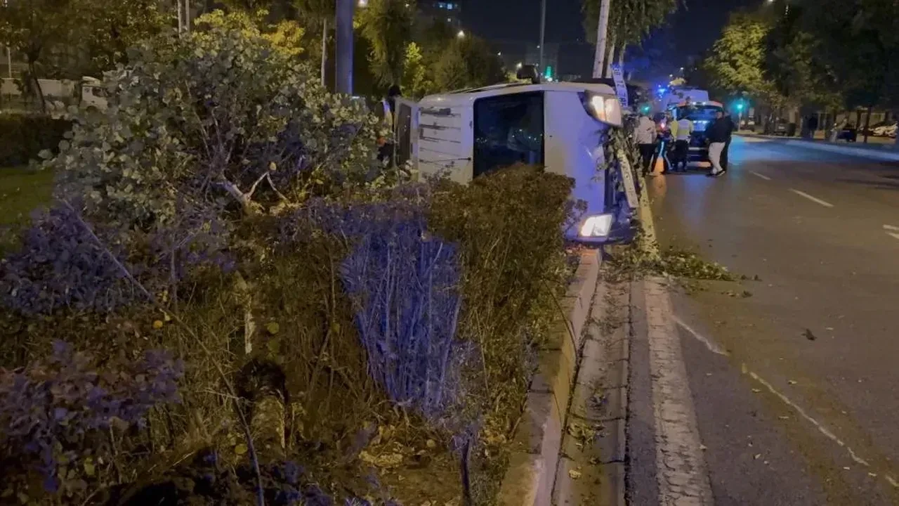 Kayseri’de alkollü sürücü dehşeti: Ağacı devirip tramvay durağına çarptı!