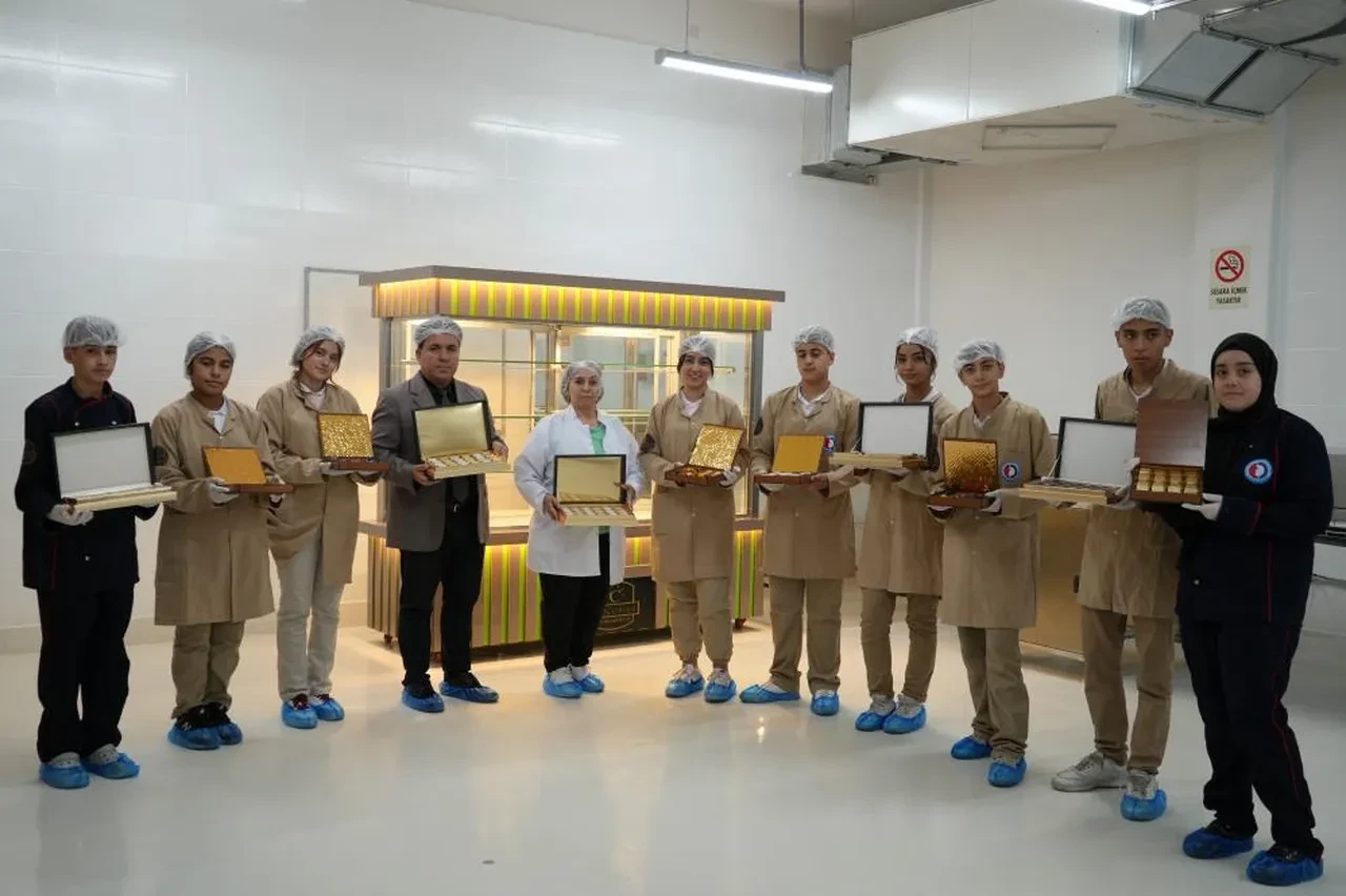 Okul adeta fabrikaya döndü! Her çeşit çikolatayı üretiyorlar: Kazandıkları para dudak uçuklattı