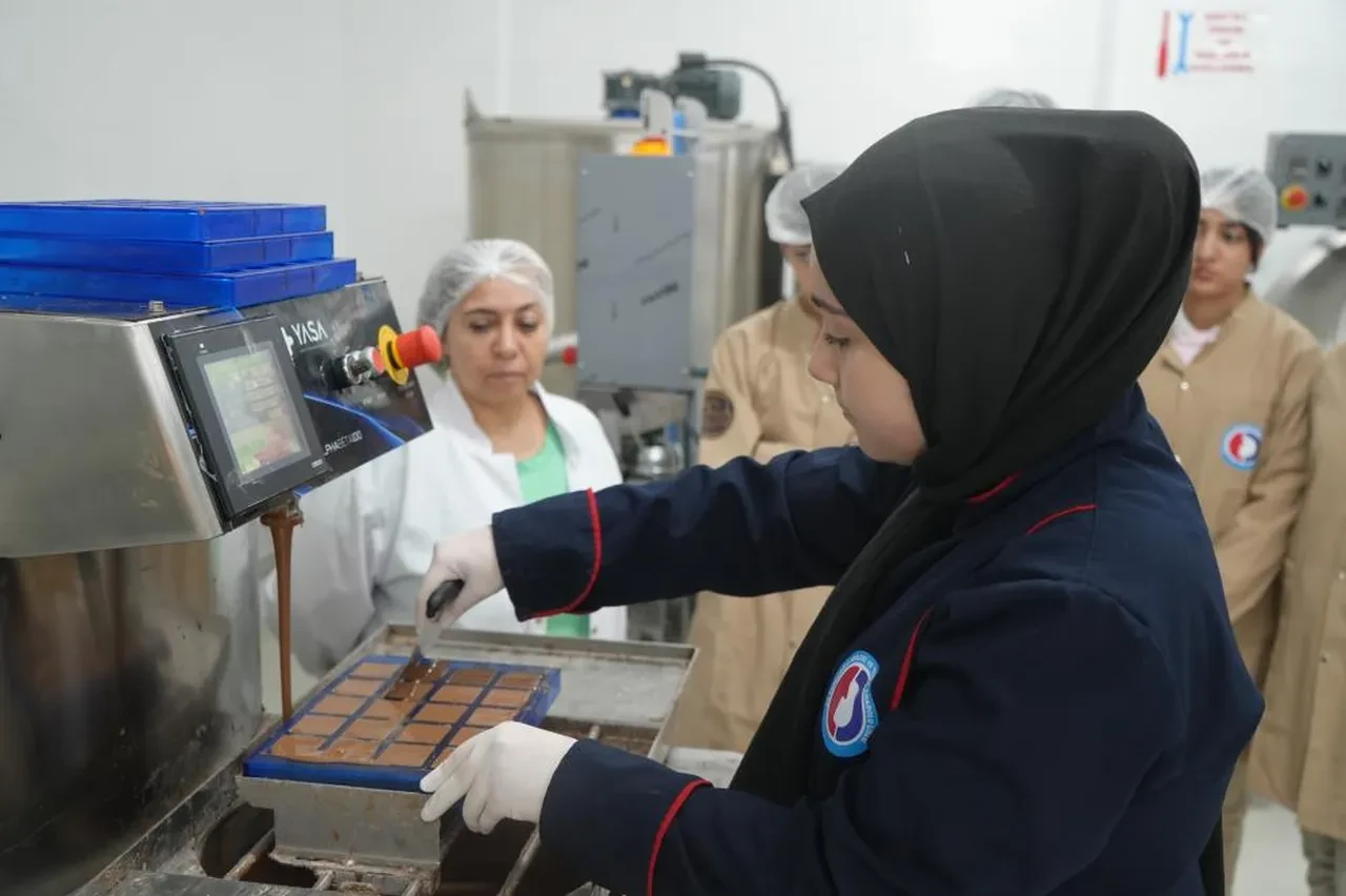 Okul adeta fabrikaya döndü! Her çeşit çikolatayı üretiyorlar: Kazandıkları para dudak uçuklattı